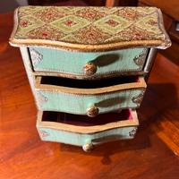 Porta gioie in legno decorato.