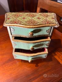 Porta gioie in legno decorato.