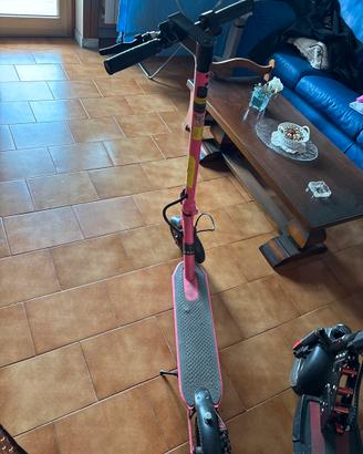 Monopattino eletrico rosa