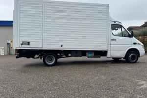 Furgone con sponda caricatrice