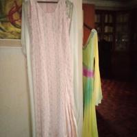 Abito lungo rosa con spacco laterale