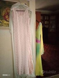 Abito lungo rosa con spacco laterale