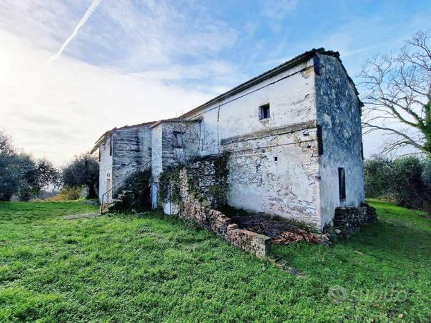 Tipica casa colonica in posizione tranquilla