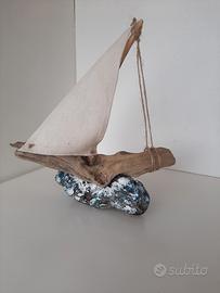 barca a vela con legni di mare