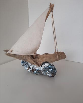 barca a vela con legni di mare