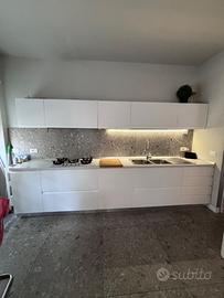 Cucina moderna compresa di elettrodomestici