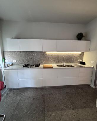 Cucina moderna compresa di elettrodomestici