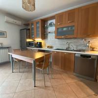 cucina  con elettrodomestici