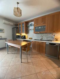 cucina  con elettrodomestici