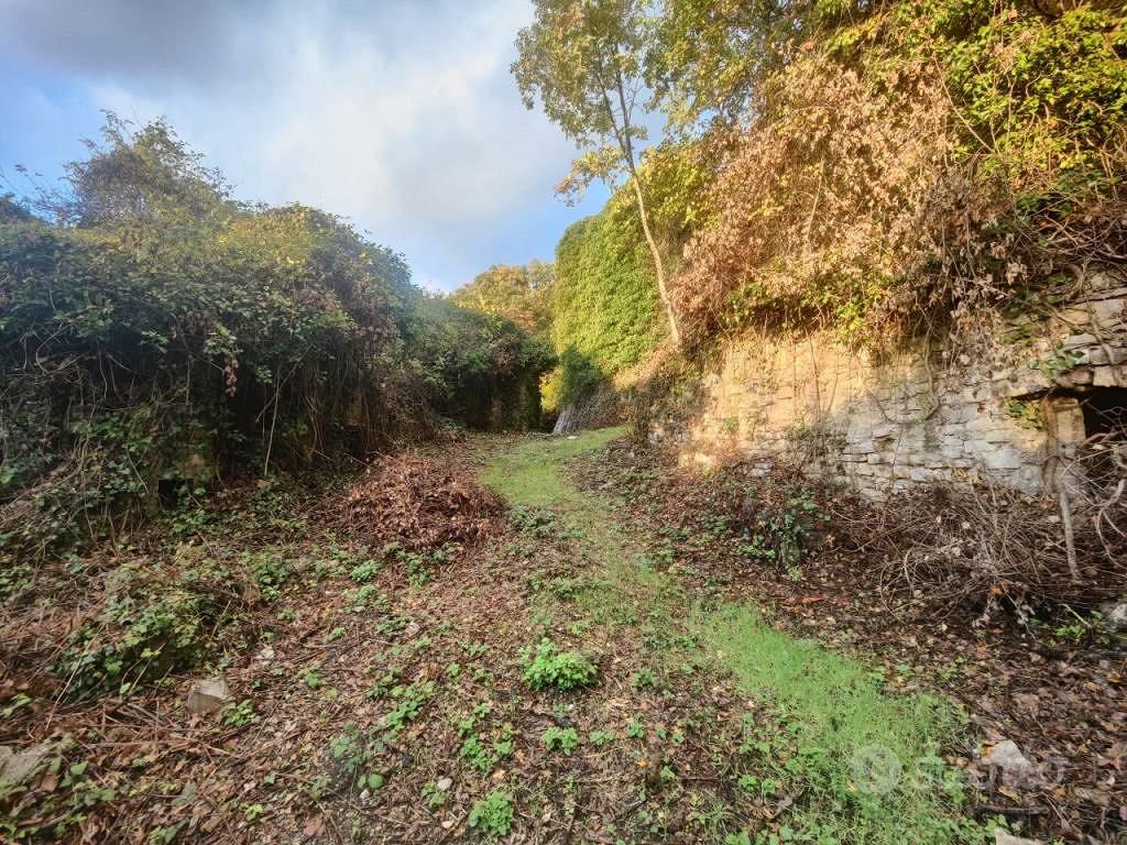 Rustico / Casale di 1150 m² con più di 5 locali a - Altro