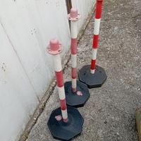 paletti in plastica bianco e rosso con base nera 