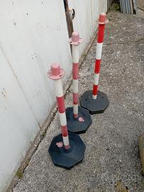 paletti in plastica bianco e rosso con base nera 