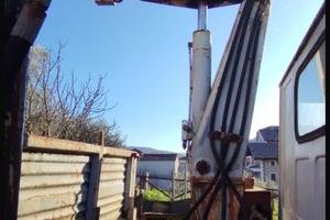 Tigrotto con gru e pinza ribaltabile