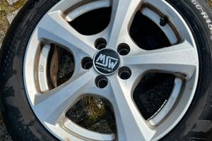 Cerchi in lega completi di gomme