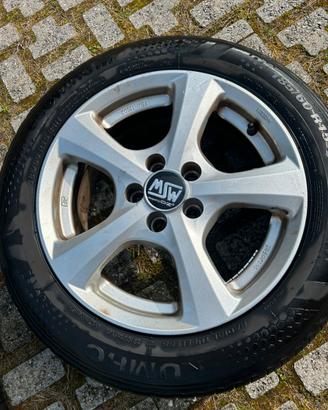 Cerchi in lega completi di gomme