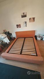 Letto matrimoniale completo di doghe e materassp