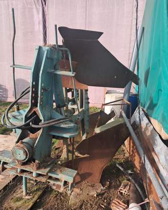 Aratro bivomere da scasso