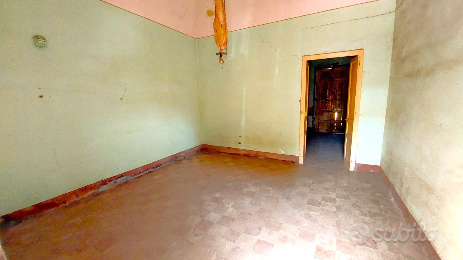 Rustico con terreno edificabile di 1200 mq - Altro