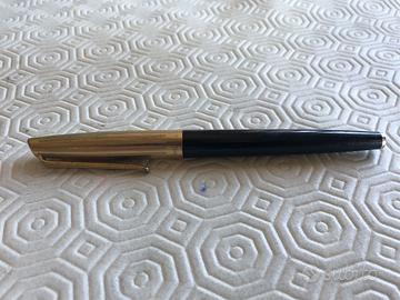 Penna stilografica Universal nera anni '60/'70