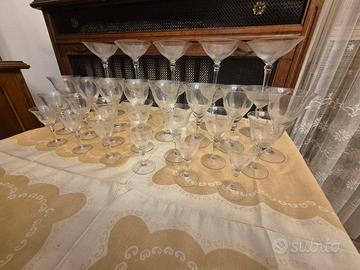  bicchieri da vino di diverse dimensioni