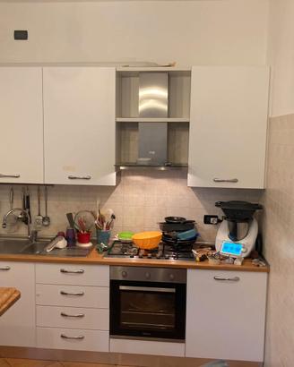  cucina completa di forno , cappa e piano cottura