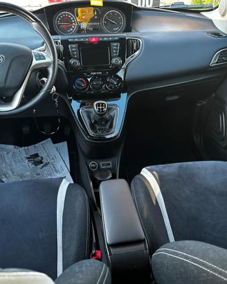 Bracciolo lancia Ypsilon come nuovo ENTRA