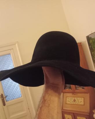 cappello nero velluto tesa larga morbido
