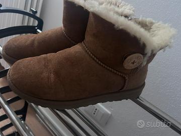 Ugg classici con bottone