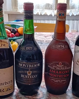 Collezione bottiglie di vino d'epoca