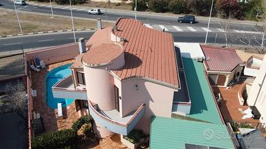 Ampia Villa con Piscina a Pochi metri dal mare