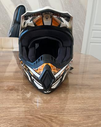 Casco da cross , colore arancione,nero e bianco.L