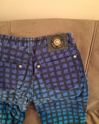 Pantaloni Versace e Moschino .