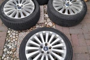 Cerchi in lega 17" gommati