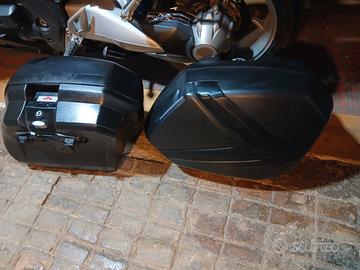 Valigie laterali GIVI + Monokey SIDE x HONDA VFR 1
