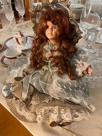 Bambola da collezione in porcellana 