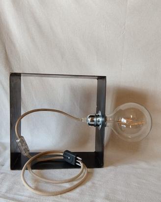 LAMPADA QUADRATA MINIMAL IN FERRO