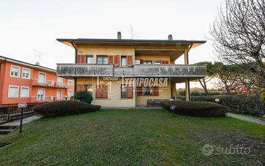 VILLA PLURIFAMILIARE CON VISTA LAGO E PISCINA