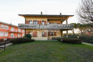 VILLA PLURIFAMILIARE CON VISTA LAGO E PISCINA
