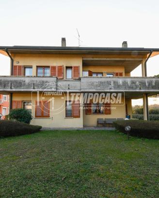VILLA PLURIFAMILIARE CON VISTA LAGO E PISCINA