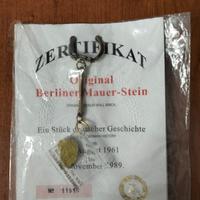 Portachiavi con un pezzo del Muro di Berlino,