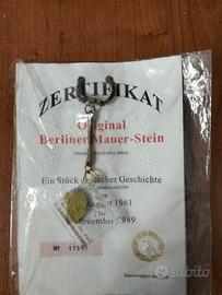 Portachiavi con un pezzo del Muro di Berlino,