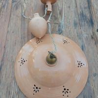 Lampadario con saliscendi in ceramica.