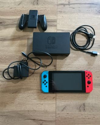 Nintendo switch con custodia e accessori originali