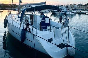 Barca a vela Beneteau pronta alla navigazione