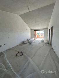 Nuovo attico con due bagni e posto auto