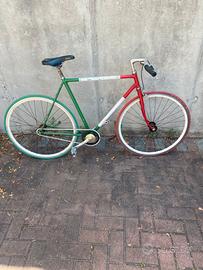 Bicicletta stile scatto fisso