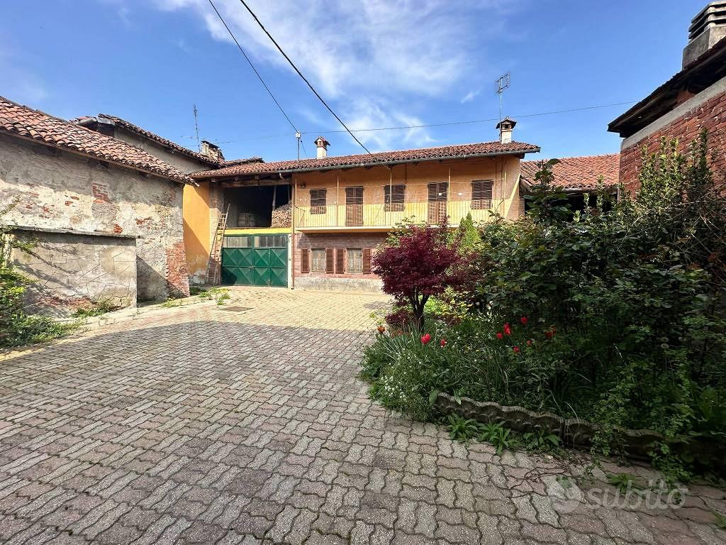 Rustico / Casale di 190 m² con più di 5 locali a V - Altro