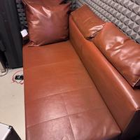 Divano in pelle con cuscini