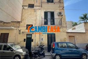 Arenella - Trilocale da ristrutturare.