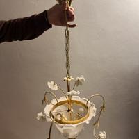 Lampadario in vetro e ottone con fiori decorativi